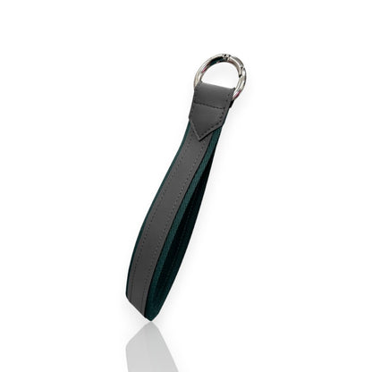 Alça para Garrafa Térmica com argola em couro ecológico e metal resistente, destacando conforto, durabilidade, e design elegante.