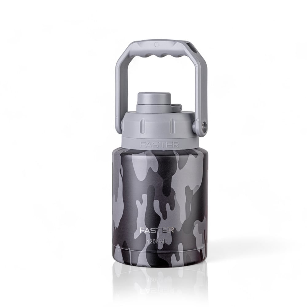 Garrafa Térmica Faster Growler - 1200ml com design camuflado para manter bebidas frias por 24 horas e quentes por até 12 horas.
