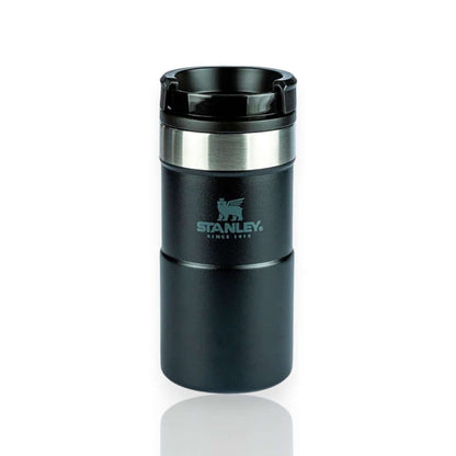 Mug Térmica Neverleak Stanley Black - 250ml com isolamento térmico, ideal para bebidas quentes e frias. Design compacto e eficiente.