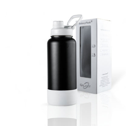 Garrafa Térmica GalaxyFlask® 946ml - Black Editions com tampa Spout Lid, estrutura de aço inoxidável para conservação térmica.