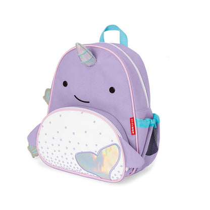Mochila Infantil Zoo Skip Hop lilás com design de narval, compartimento principal espaçoso e bolso frontal para lanches.