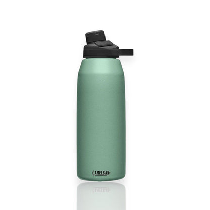 Garrafa Térmica Camelbak Chute Mag - 1200ml em cor verde com tampa magnética, ideal para manter bebidas frias e quentes por horas.