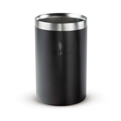 Can Cooler Stanley 296ml preto, isolação de parede dupla, aço inox reciclado, mantém bebida gelada por 4 horas. Ideal para praia e churrasco.