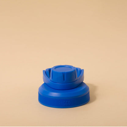 Tampa PACCO Stiff azul para garrafas, design funcional em polipropileno, vedação em silicone, tampa hermética anti-vazamento.