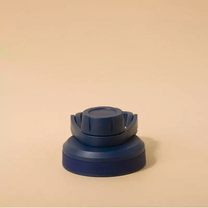 Tampa PACCO Stiff azul de polipropileno com vedação de silicone, ideal para transporte seguro de garrafas, sem vazamentos.