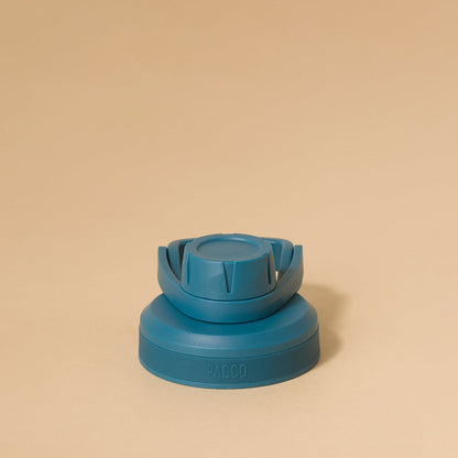 Tampa PACCO Stiff em polipropileno azul com vedação de silicone para vedação hermética. Design moderno e prática. Produto de alta qualidade.