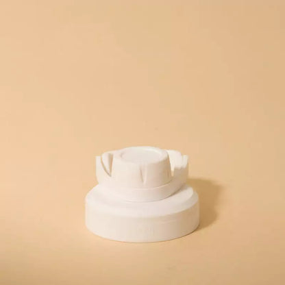 Tampa PACCO Stiff em polipropileno com vedação em silicone para segurança máxima e estilo funcional, vista em fundo bege.