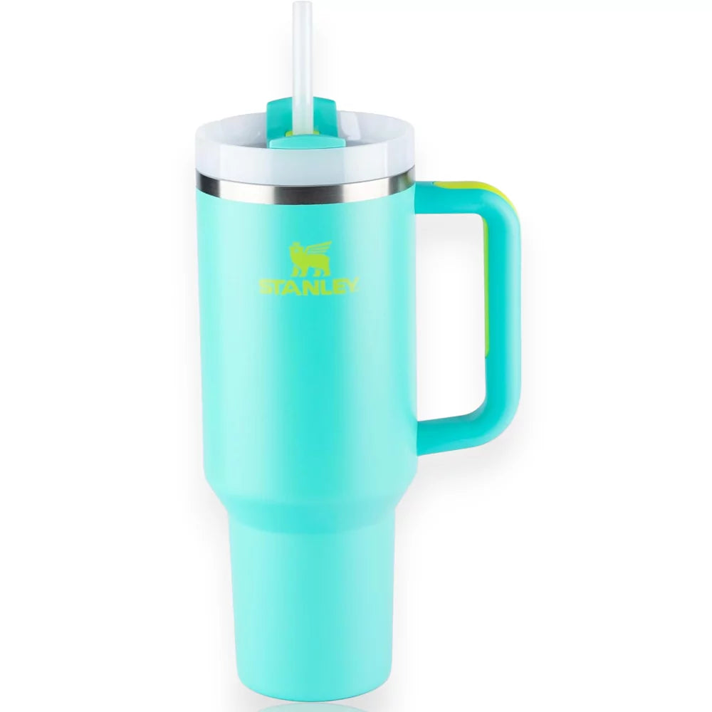 Copo Quencher Stanley 1,18L azul com alça ergonômica e tampa FlowState, ideal para hidratação diária e estilo em qualquer ambiente.