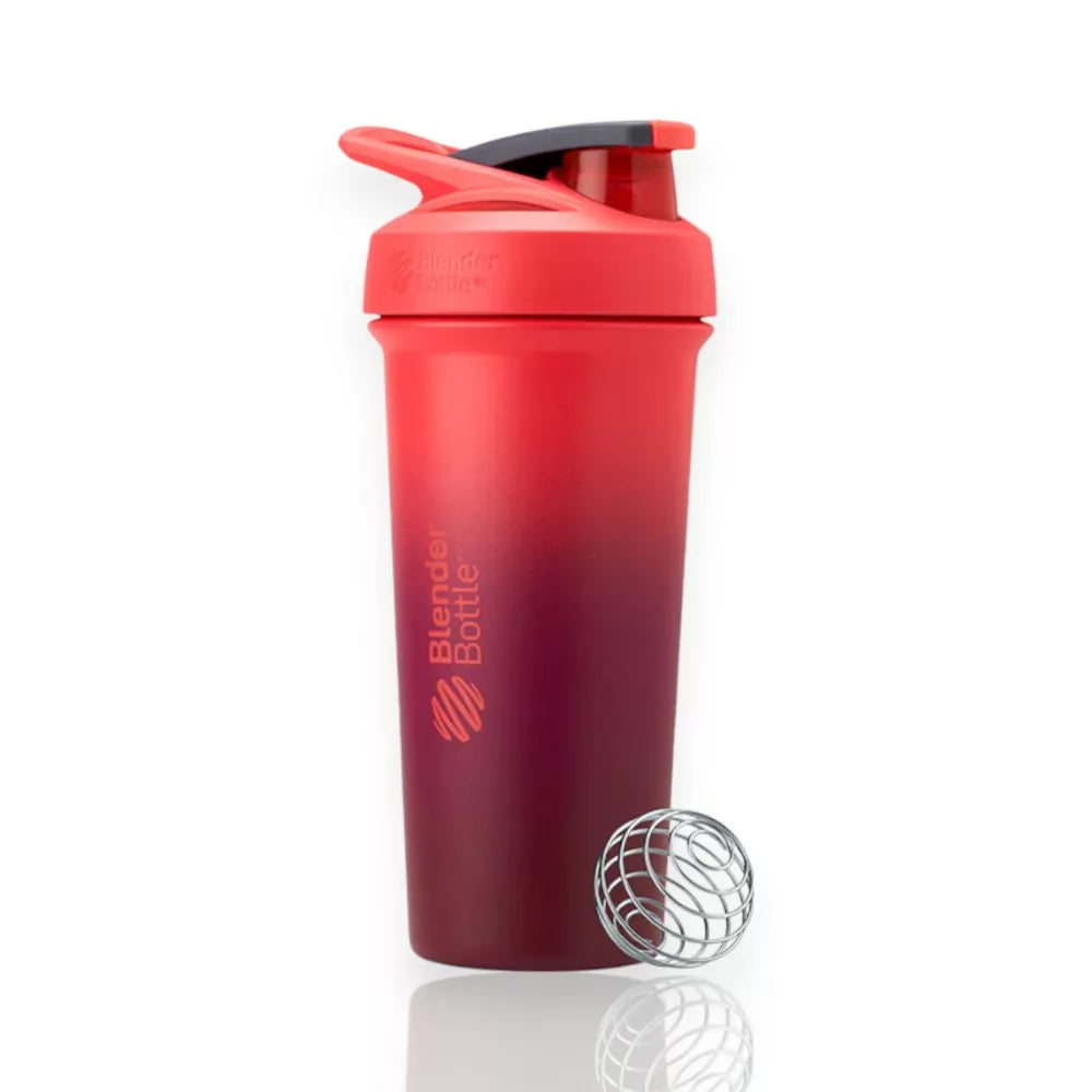 Coqueteleira Blender Bottle Strada Sleek 740ml vermelha com tampa flip StayOpen™ e isolamento térmico para bebidas geladas.