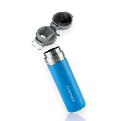Garrafa Térmica Quick Flip Stanley - 710ml em azul com tampa aberta, destacando isolamento a vácuo para manter líquidos gelados.