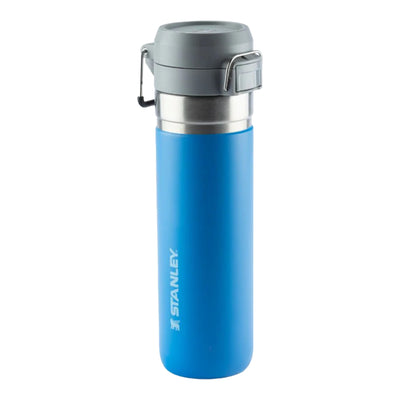 Garrafa Térmica Quick Flip Stanley - 710ml, isolamento a vácuo em azul, ideal para bebidas geladas por até 12 horas.
