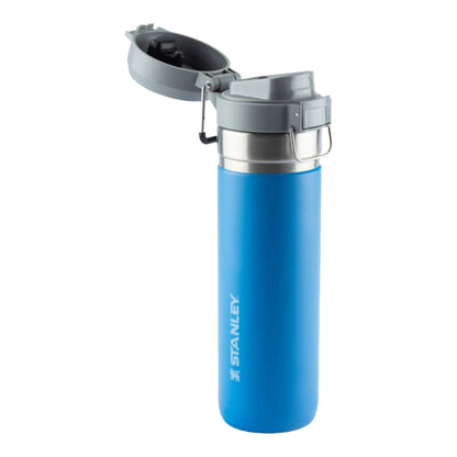 Garrafa Térmica Quick Flip Stanley - 710ml azul com tampa aberta, ideal para manter bebidas geladas por até 12 horas.
