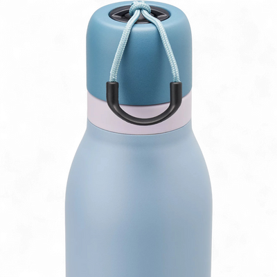 Close-up da Garrafa Térmica Owala Twist - 532ml | 18oz com design inteligente e bico FreeSip™ 2 em 1 em azul.