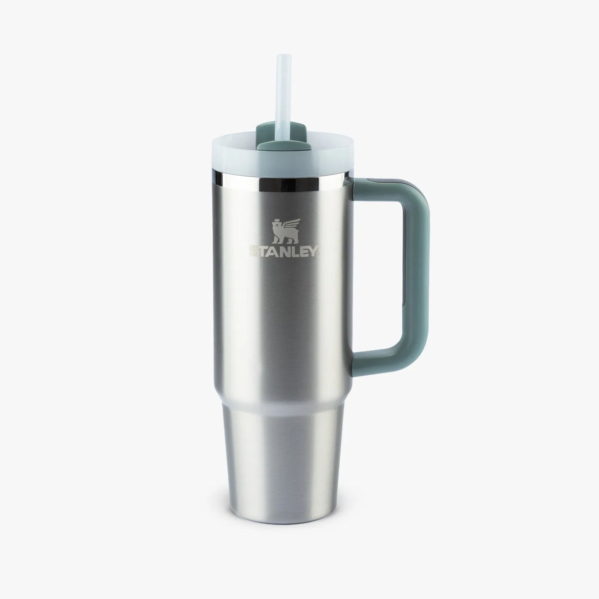 Copo Quencher Stanley 887ml com alça ergonômica e design moderno em inox, ideal para manter bebidas geladas por até 40 horas.