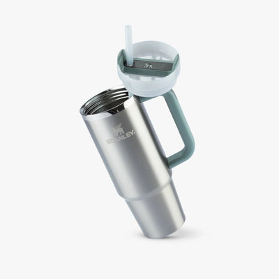 Copo Quencher Stanley 887ml com tampa ergonômica e design moderno, ideal para manter bebidas geladas por até 40 horas.