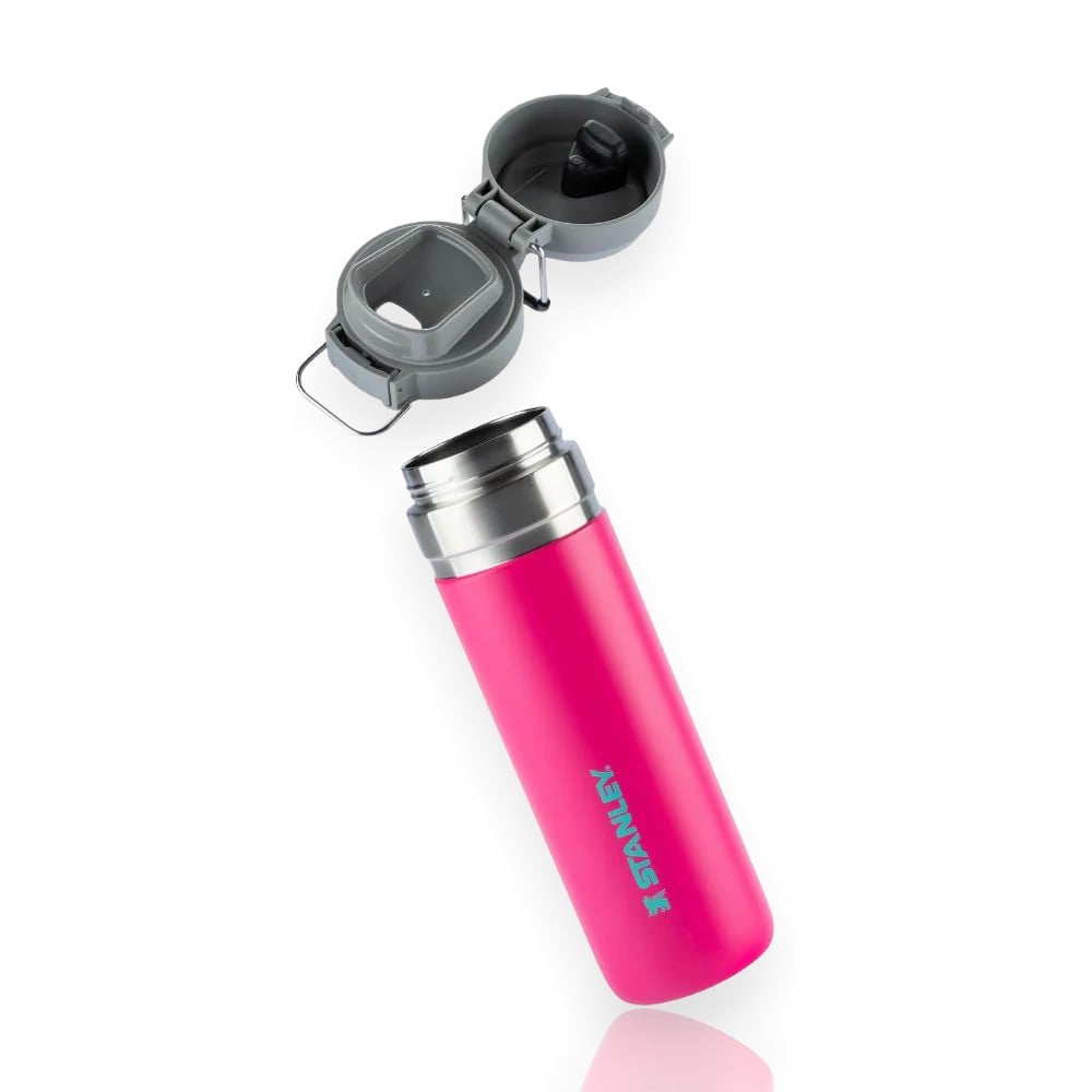 Garrafa Térmica Quick Flip Stanley - 710ml rosa com tampa de segurança aberta, isolamento térmico eficiente para bebidas geladas por horas.