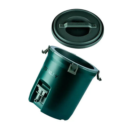 Alt Tag: Jug Térmica Stanley 7,5L verde com tampa, ideal para churrascos e eventos.