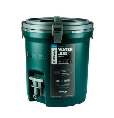 Jug Térmica Stanley 7,5L em cor verde para uso em eventos, esportes e lazer, ideal para manter bebidas na temperatura ideal.
