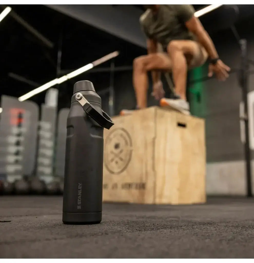 Garrafa Térmica Stanley Aerolight™ Fast Flow - 1,1L em ambiente de academia, destacando leveza e resistência.