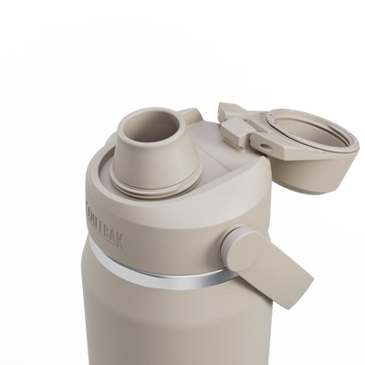 A close-up view of the lid and spout of the Garrafa Térmica Camelbak Thrive 740ml.