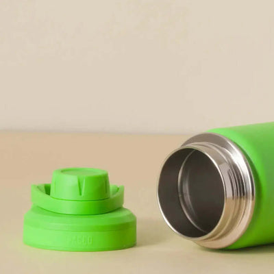Garrafa Térmica PACCO Hydrav2 350ml verde com tampa removida, design elegante e isolamento térmico.