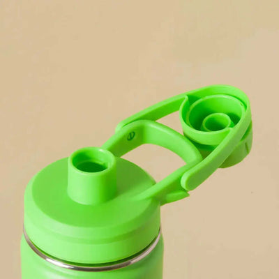 Close-up da tampa verde da Garrafa Térmica PACCO Hydrav2 350ml, destacando o design elegante e prático.