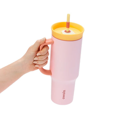 Copo Tumbler Térmico Owala - 1180ml | 40oz rosa com tampa amarela e canudo removível em uma mão, ideal para manter bebidas geladas.