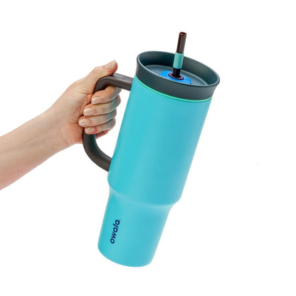 Pessoa segurando Copo Tumbler Térmico Owala - 1180ml | 40oz, azul, com canudo, destacando praticidade e isolamento térmico.