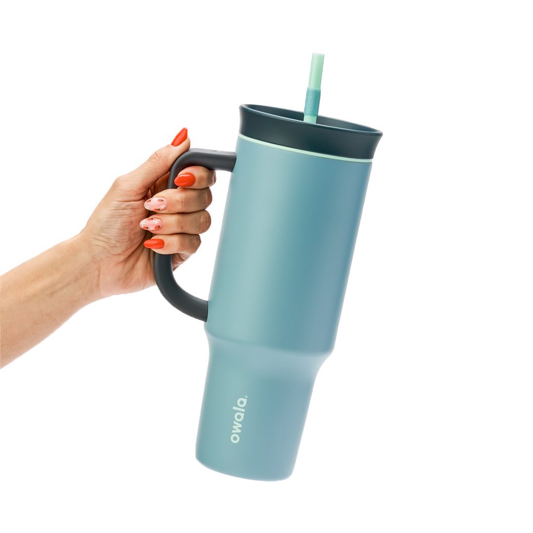 Mão segurando Copo Tumbler Térmico Owala - 1180ml | 40oz azul com canudo removível
