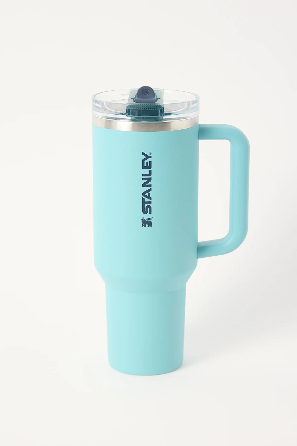 Copo Quencher Protour Stanley | 1,18L em azul claro com tampa Flip Straw ProTour vedada e canudo embutido, ideal para uso diário.