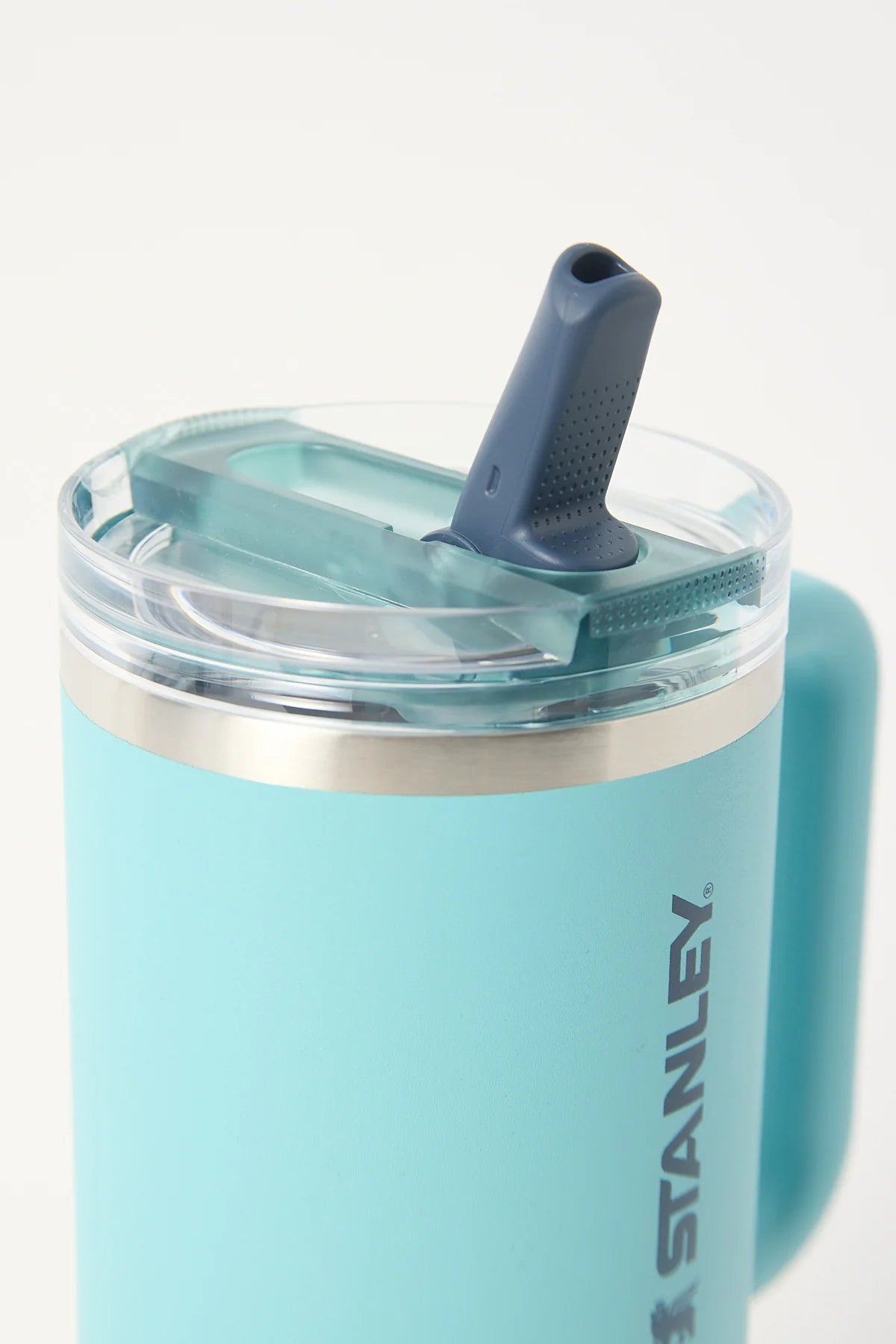 Copo Quencher Protour Stanley | 1,18L com tampa Flip Straw azul, design moderno e vedação completa.