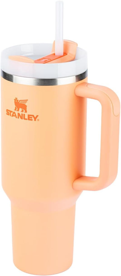 Copo Quencher Stanley 1,18L laranja com design icônico, ideal para hidratação estilosa em academia ou escritório.