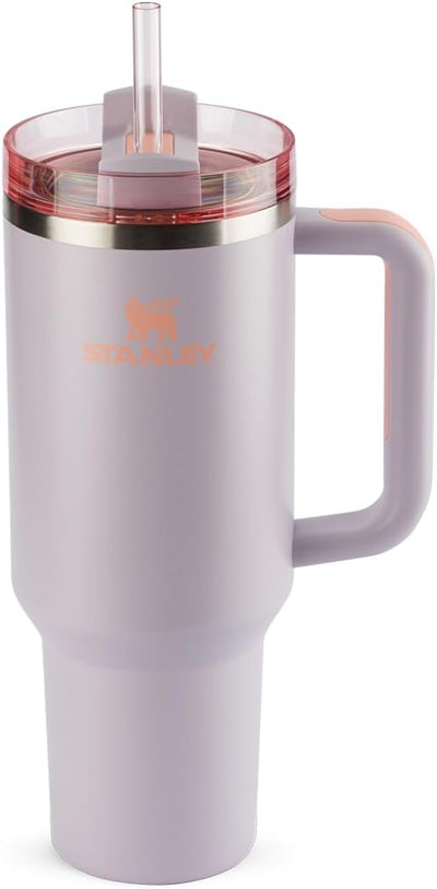 Copo Quencher Stanley 1,18L lilás com tampa e canudo, ideal para hidratação com estilo e desempenho, feito em aço inox reciclado.