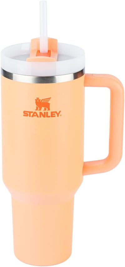 Copo Quencher Stanley 1,18L laranja com design ergonômico, ideal para hidratação durante academia ou viagens, feito em aço inox reciclado.