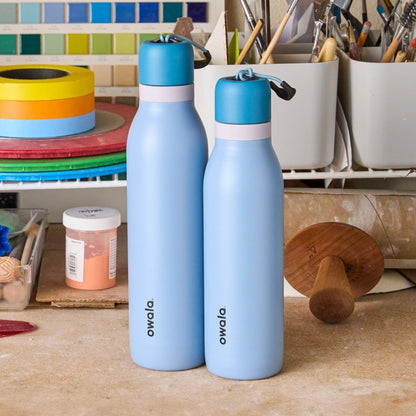 Garrafa Térmica Owala Twist - 532ml | 18oz em ambiente de oficina, destacando design elegante e funções térmicas inovadoras.