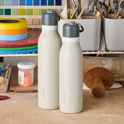 Garrafa Térmica Owala Twist - 710ml | 24oz em um estúdio de artes, destacando design moderno e funcional.