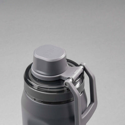 Garrafa Térmica PACCO Vyta 500ml cinza com tampa destacável e design sofisticado. Feita em aço inox 18/10 com isolamento térmico.
