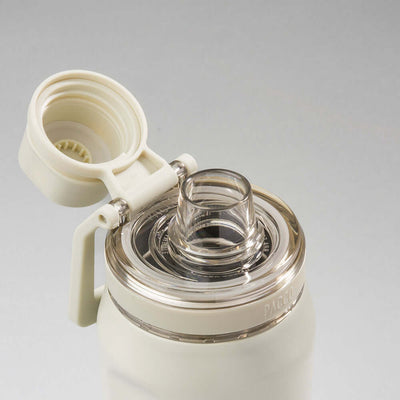 Detalhe da Garrafa Térmica PACCO Vyta 500ml, tampa aberta, feita de aço inox 18/10, conservando bebidas por longas horas.