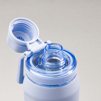 Tampa da Garrafa Térmica PACCO Vyta 500ml em aço inox, destacando tecnologia de isolamento e elegância sofisticada.