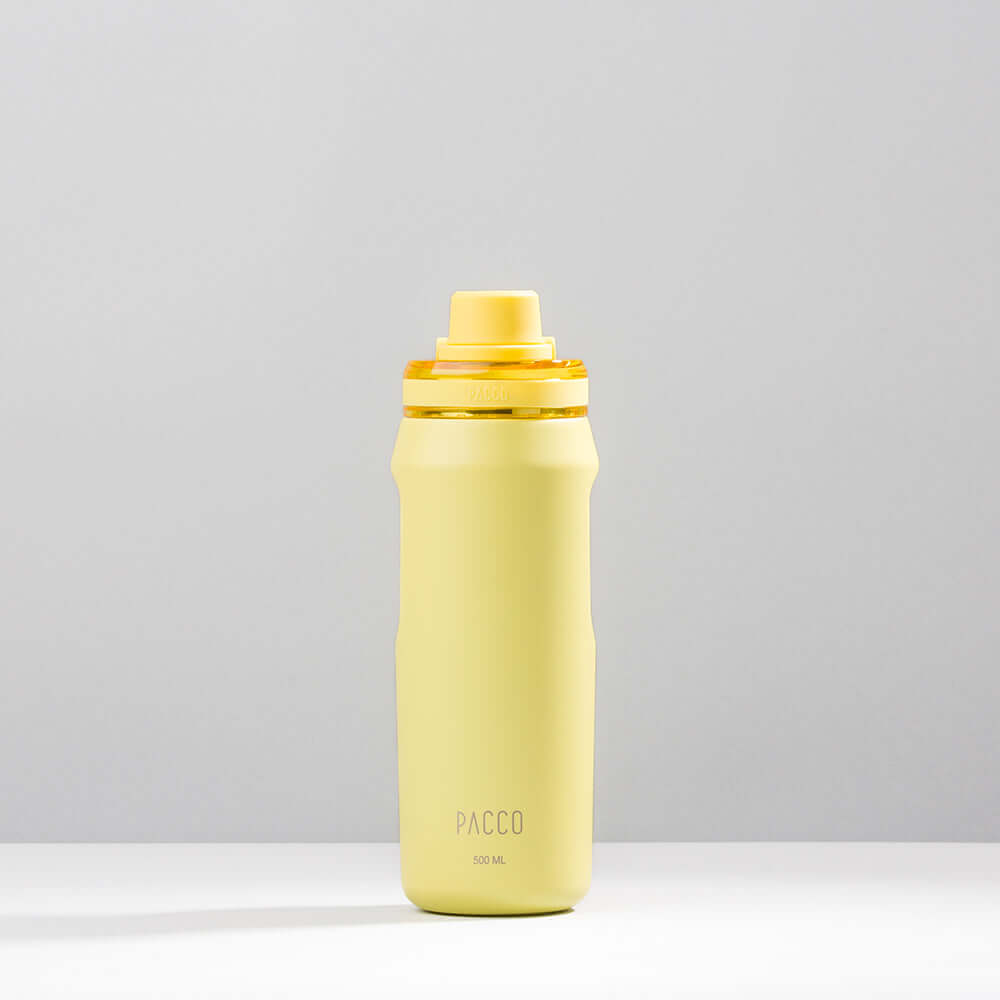 Garrafa Térmica PACCO Vyta 500ml, amarela, isolamento a vácuo para bebidas quentes e frias, design sofisticado em aço inox.