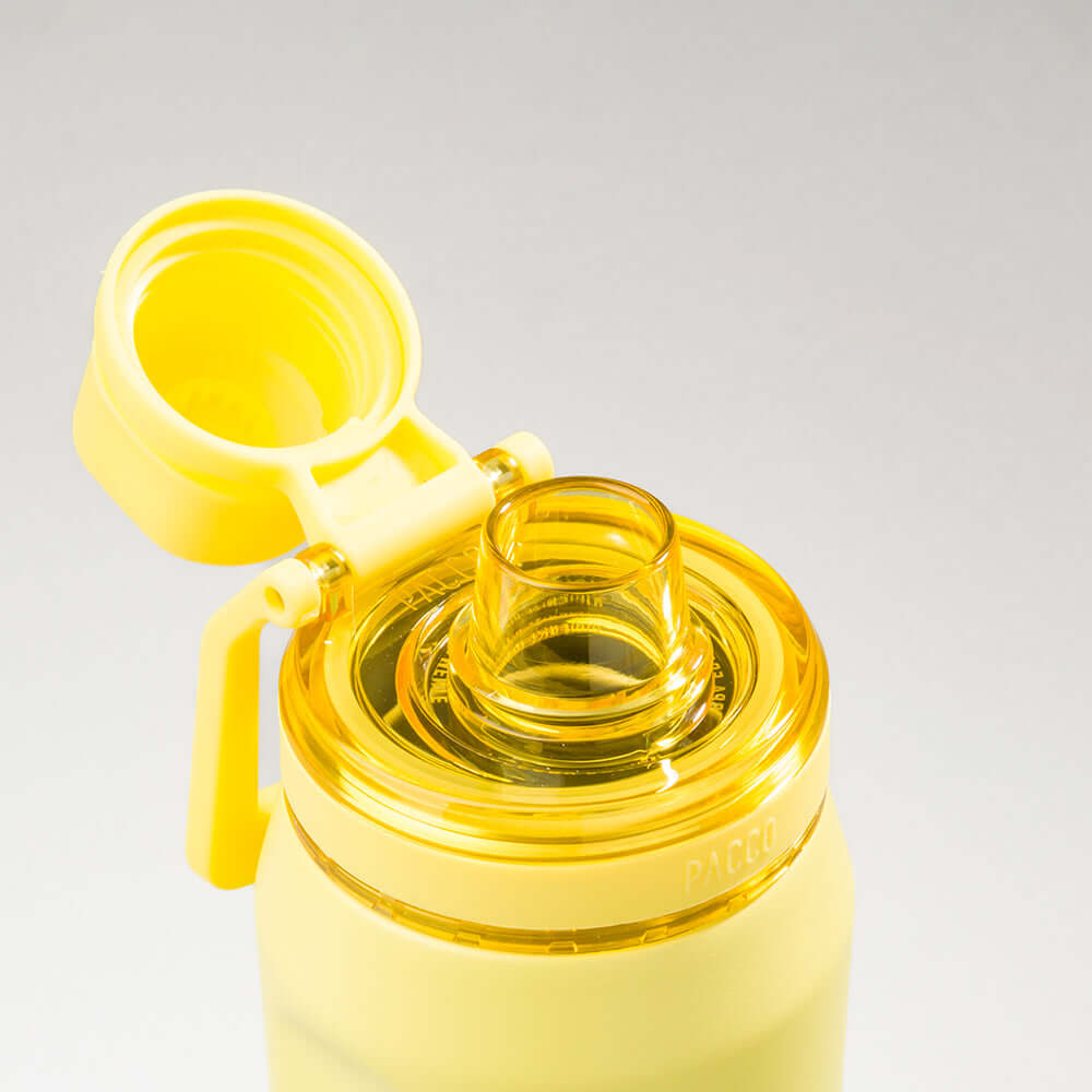 Garrafa Térmica PACCO Vyta 500ml amarela com tampa aberta e bico transparente, destacando design sofisticado e isolamento térmico.