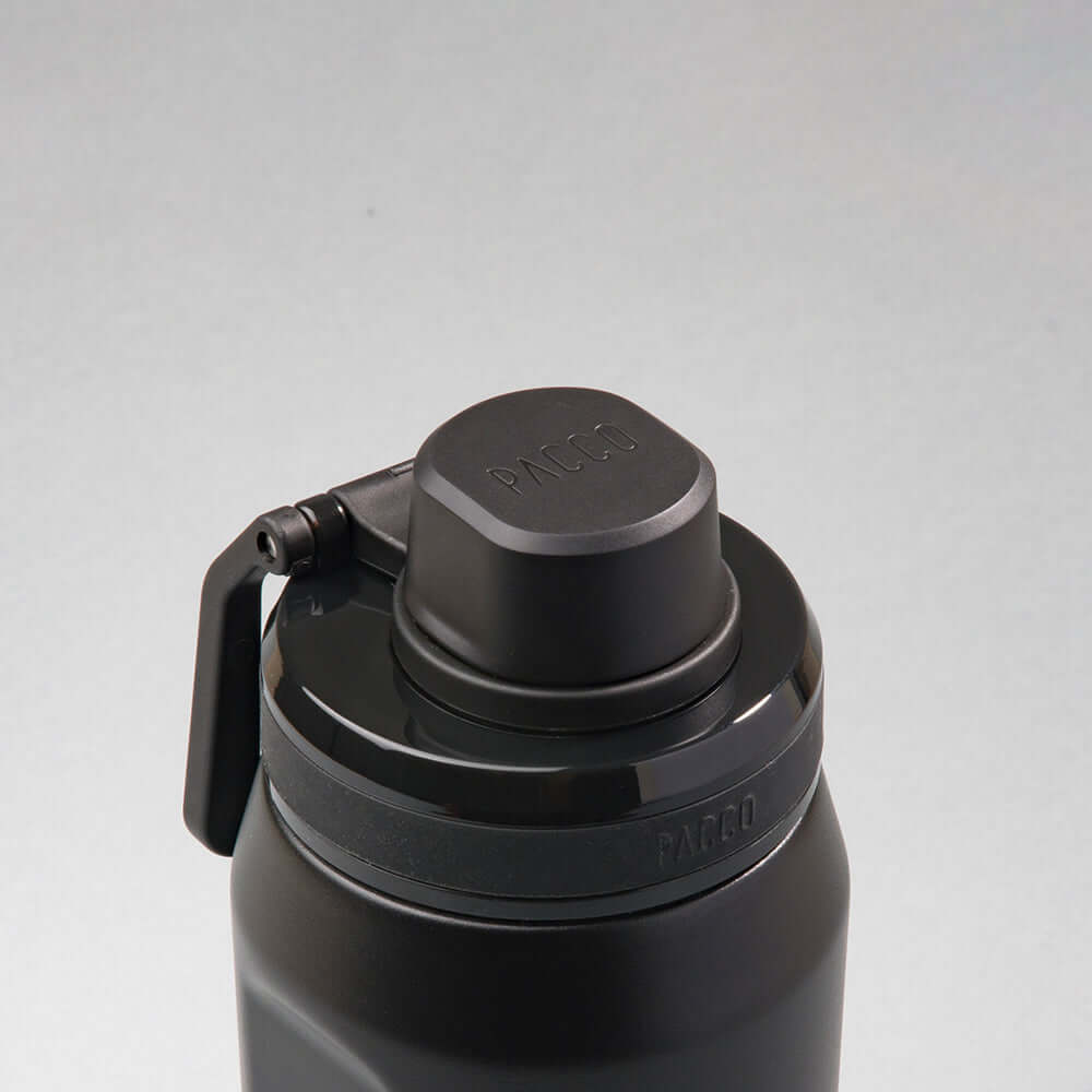 Garrafa Térmica PACCO Vyta 500ml, feita em aço inox 18/10 com isolamento a vácuo, tampa preta e design sofisticado.