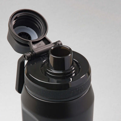 Garrafa Térmica PACCO Vyta 500ml com tampa aberta, destacando o design sofisticado e a tecnologia de isolamento a vácuo.