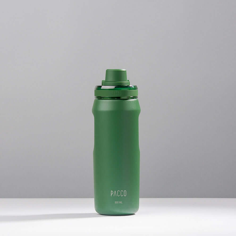 Garrafa Térmica PACCO Vyta 500ml verde, compacta e feita em aço inox, com isolamento a vácuo para manter bebidas quentes ou frias por horas.