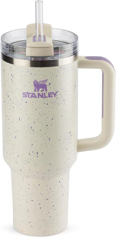 Copo Quencher Stanley 1,18L em aço inox reciclado, design ergonômico, ideal para hidratação no escritório e academia.