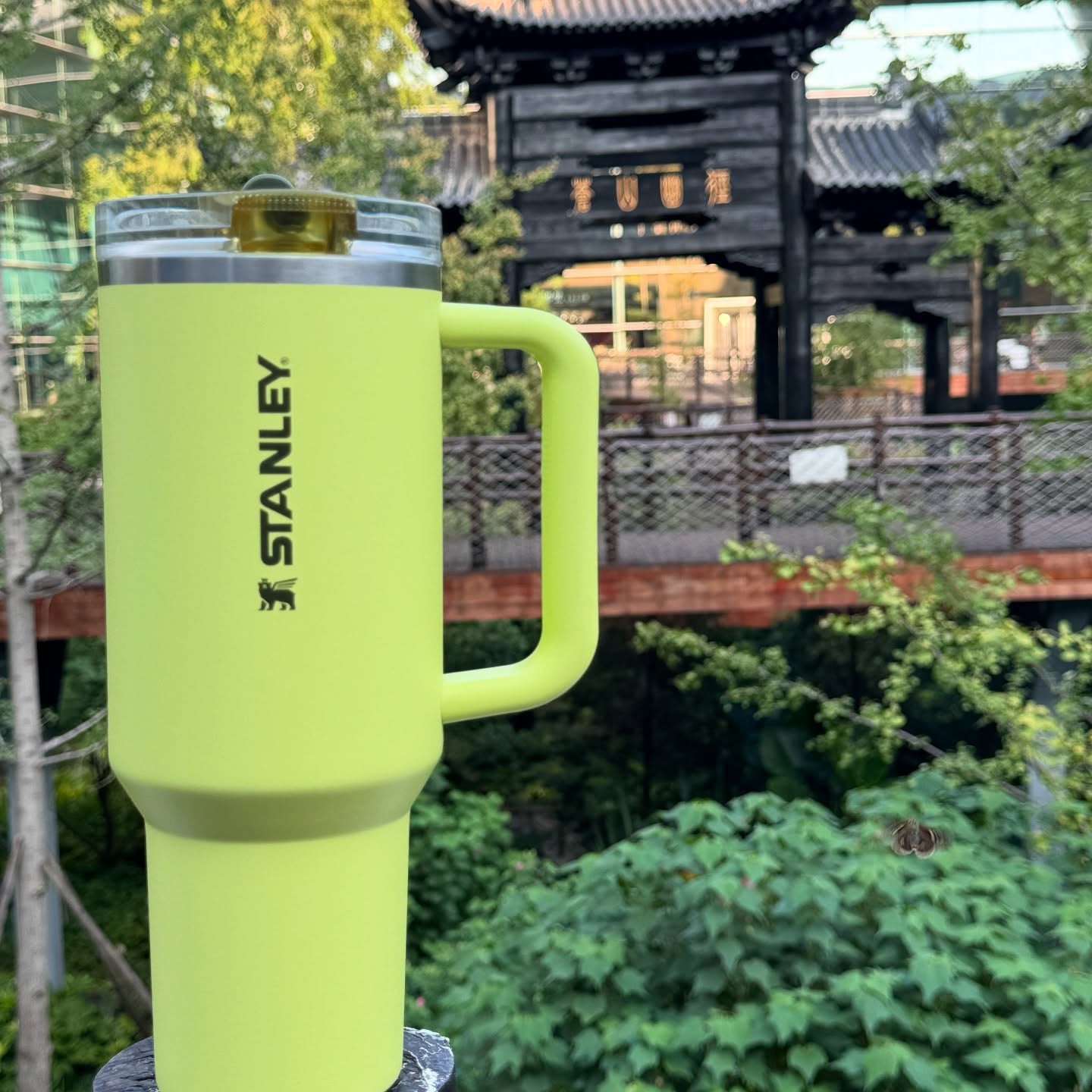 Copo Quencher Protour Stanley | 1,18L em um ambiente natural com design moderno e tampa Flip Straw ProTour para hidratação eficiente.