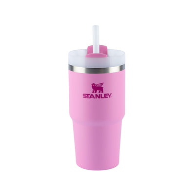 Copo Quencher com alça Stanley | 591ml, copo rosa com design ergonômico e alça, mantém bebida gelada por 8 horas.