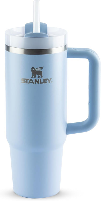 Copo Quencher Stanley 887ml azul com alça ergonômica e tampa de 3 posições, isolamento térmico e design moderno.