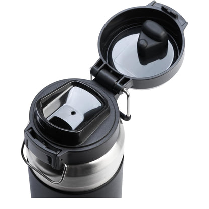 Garrafa Térmica Quick Flip Stanley - 710ml com tampa aberta, destacando seu design prático e resistência para bebidas geladas por até 40 horas.