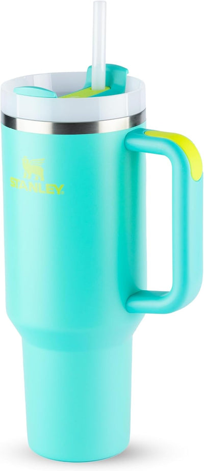 Copo Quencher Stanley 1,18L em azul, design ergonômico, ideal para academia, viagens e escritório, feito em aço inoxidável reciclado.